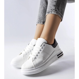 Hvide sneakers med sort accent fra Davisson 1