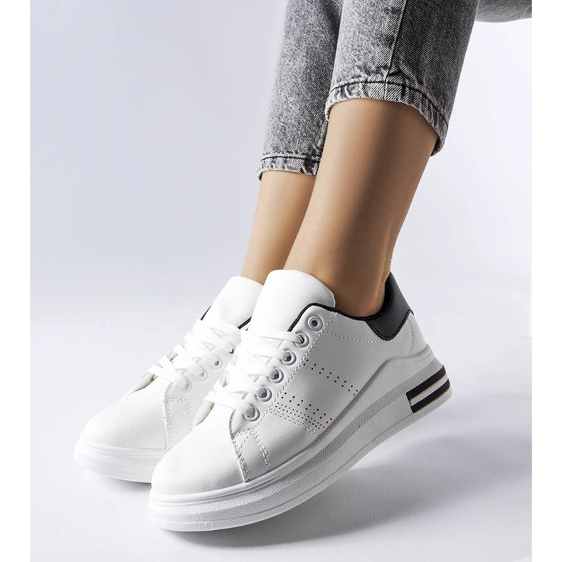 Hvide sneakers med sort accent fra Davisson 1