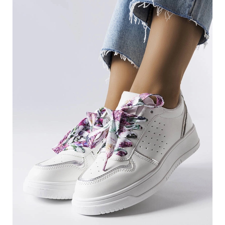Hvide sneakers bundet med Pryor-bånd 1