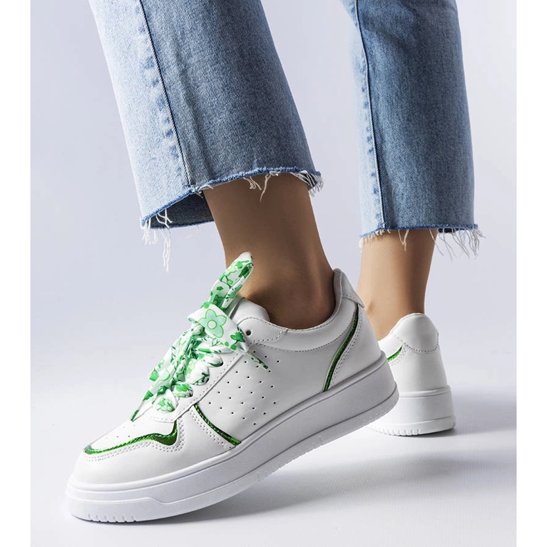 Hvide sneakers bundet med Pryor-bånd 1