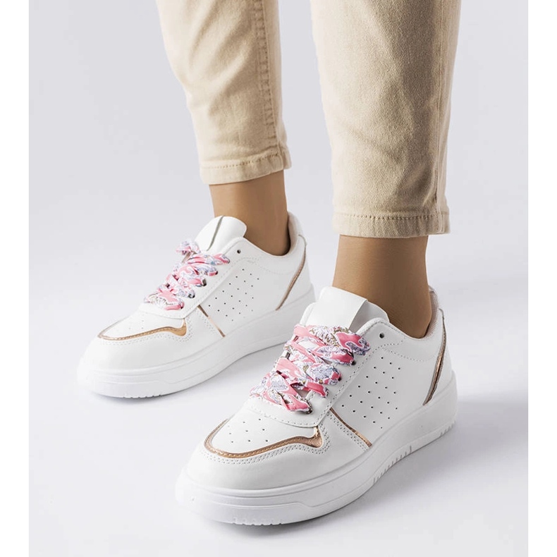 Hvide sneakers bundet med Pryor-bånd 1