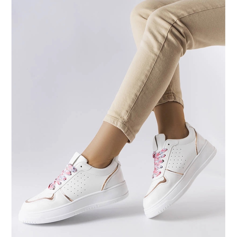 Hvide sneakers bundet med Pryor-bånd 2