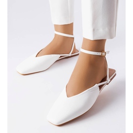 Hvide sandaler med lukket tå 1