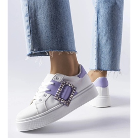 Hvide sneakers dekoreret med et lilla Ike-spænde 1