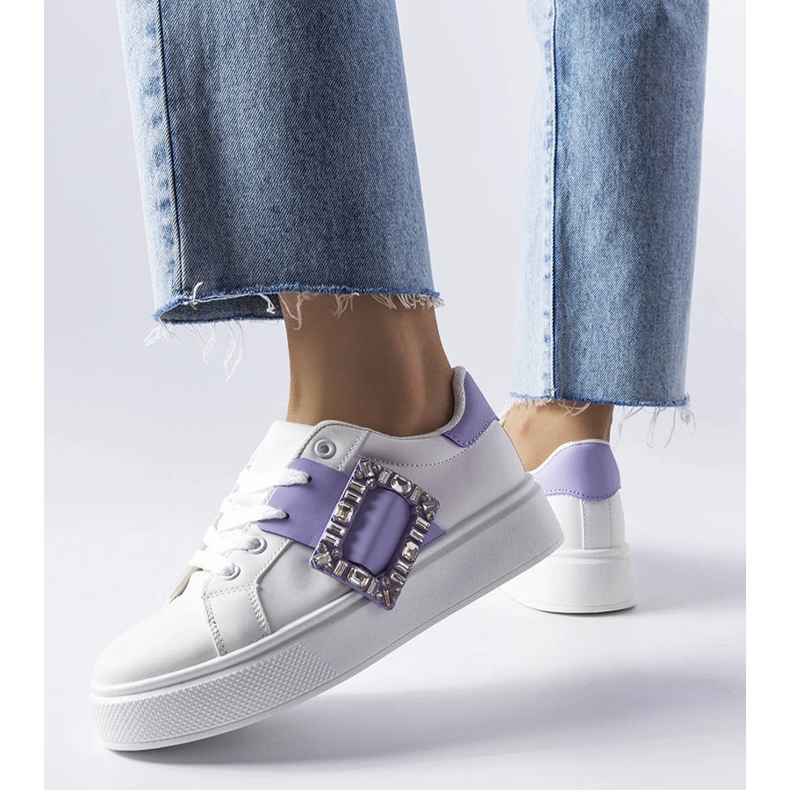 Hvide sneakers dekoreret med et lilla Ike-spænde 1
