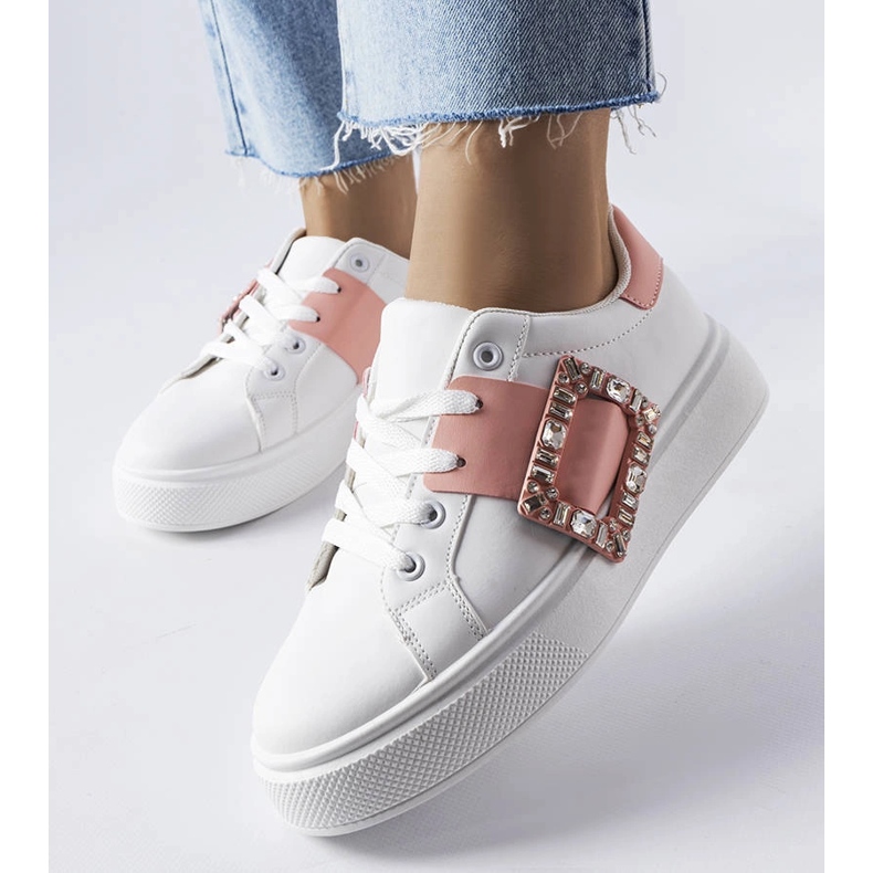 Hvide sneakers dekoreret med et lyserødt Ike-spænde 1