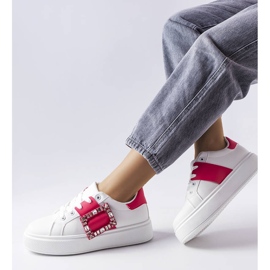 Hvide sneakers dekoreret med et lyserødt Ike-spænde 1