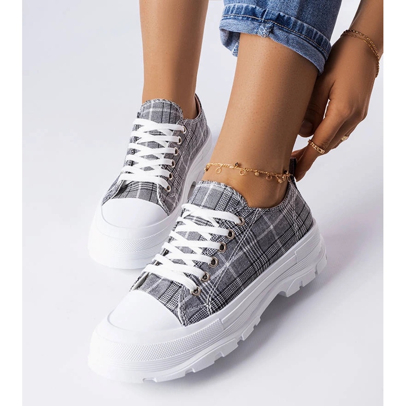 Grå ternede sneakers fra McKeylor 1