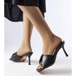 Sorte elegante flip flops på Birch-nålen 1