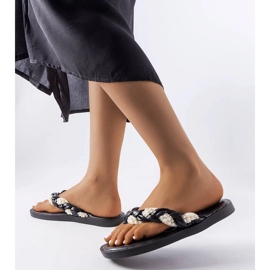 Sorte flip-flops dekoreret med nåletræsperler 1