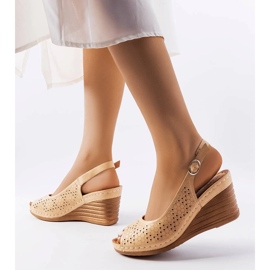 Beige gennembrudte kilesandaler fra Emeral 1