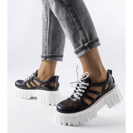Sorte brogues med en massiv Emaline-sål 2
