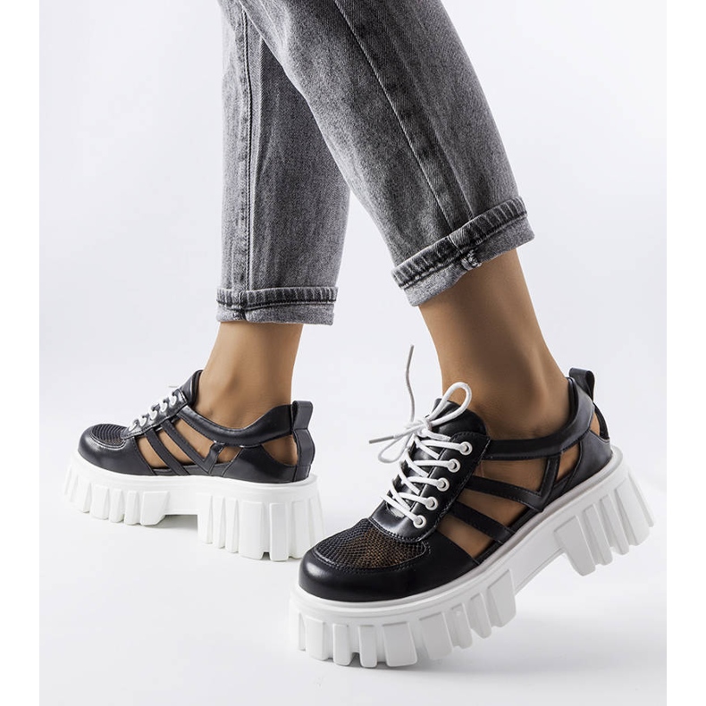 Sorte brogues med en massiv Emaline-sål 2