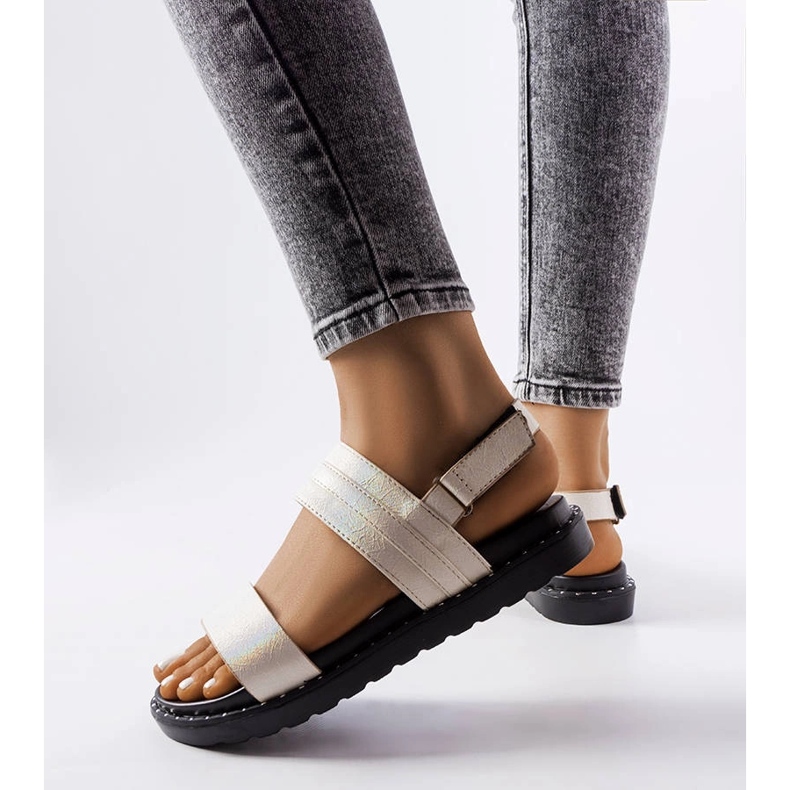 Beige skinnende sandaler fra Felicienne 1
