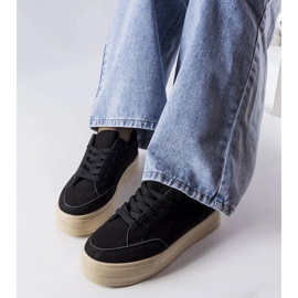 Sorte sneakers på Amathymes platformen 1