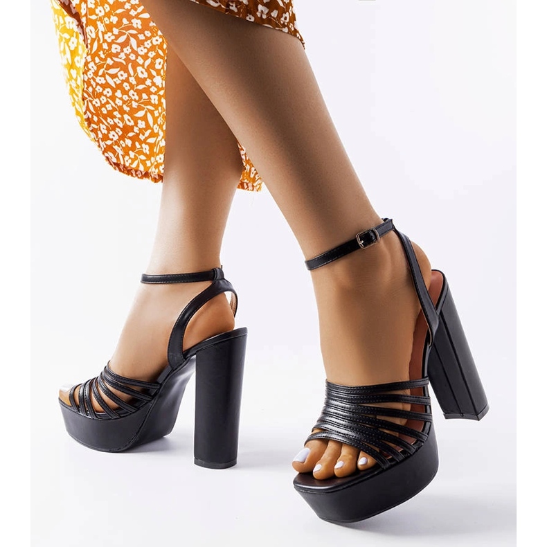Chunky sorte sandaler fra Ariande 1