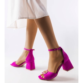 Pink sandaler med broche på lav hæl fra Karino lyserød 1