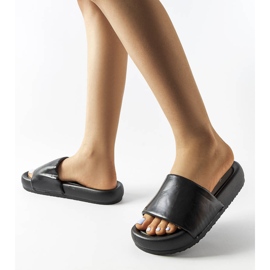 Sorte flip flops på Franco platformen 2