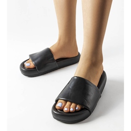 Sorte flip flops på Franco platformen 1