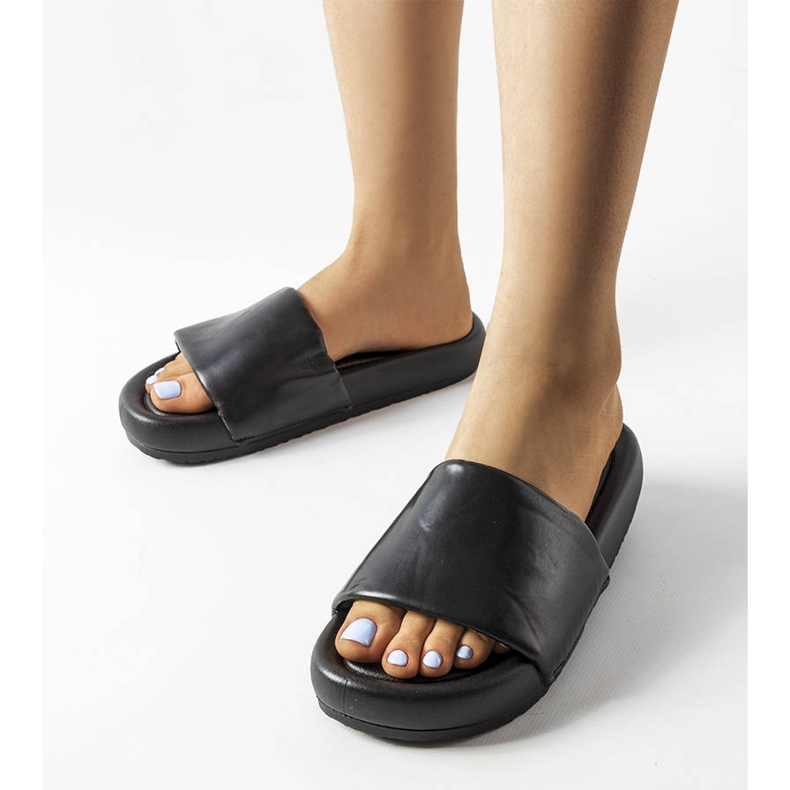 Sorte flip flops på Franco platformen 1