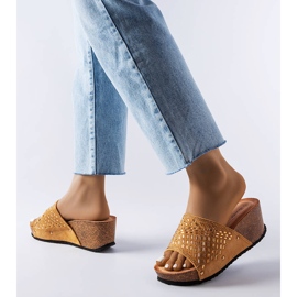 Mørke beige kilesandaler fra Guymon 2
