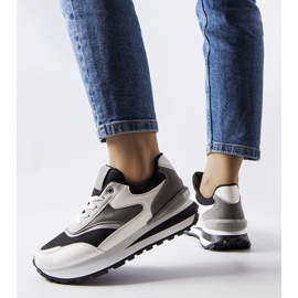 Inna Sorte og hvide platformssneakers fra Doirons 1