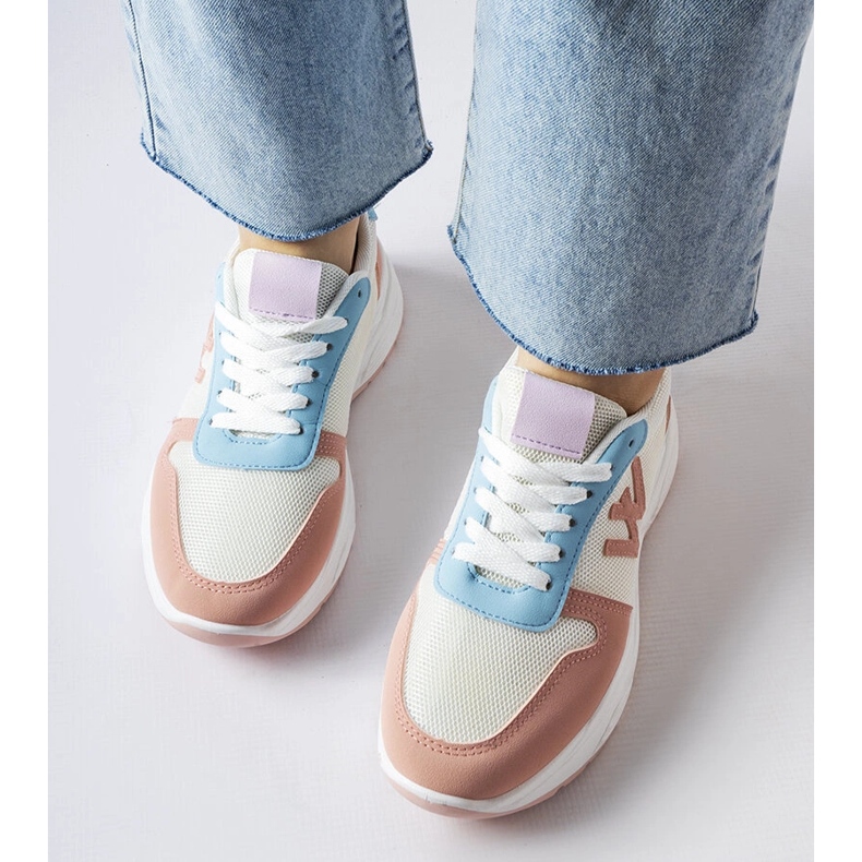 Inna Hvide, lyserøde og blå sneakers fra Teresio 1