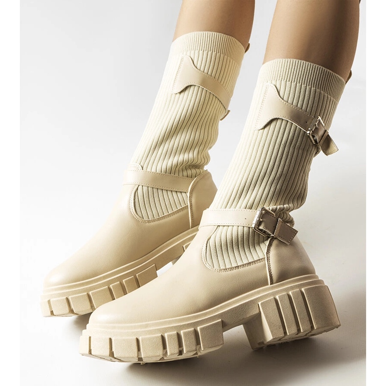 Beige stilrene støvler med elastisk overdel fra Ida 1