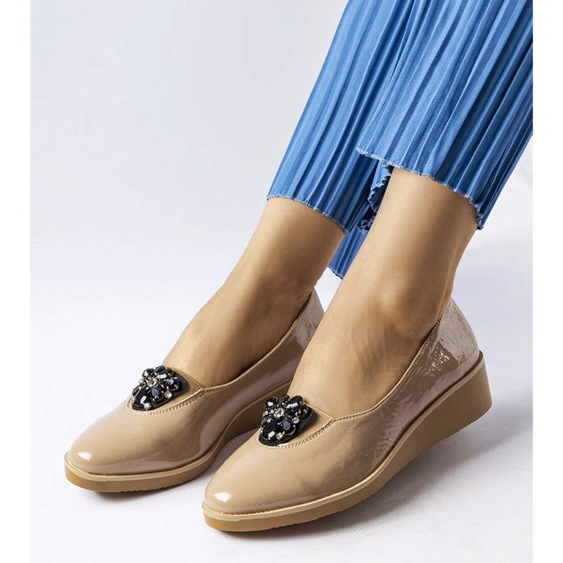 Beige lakerede ballerinaer med Mellori udsmykning 1