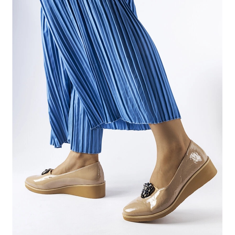 Beige lakerede ballerinaer med Mellori udsmykning 2