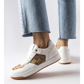 Inna Hvide sneakers dekoreret med Isidor-monogrammet 1