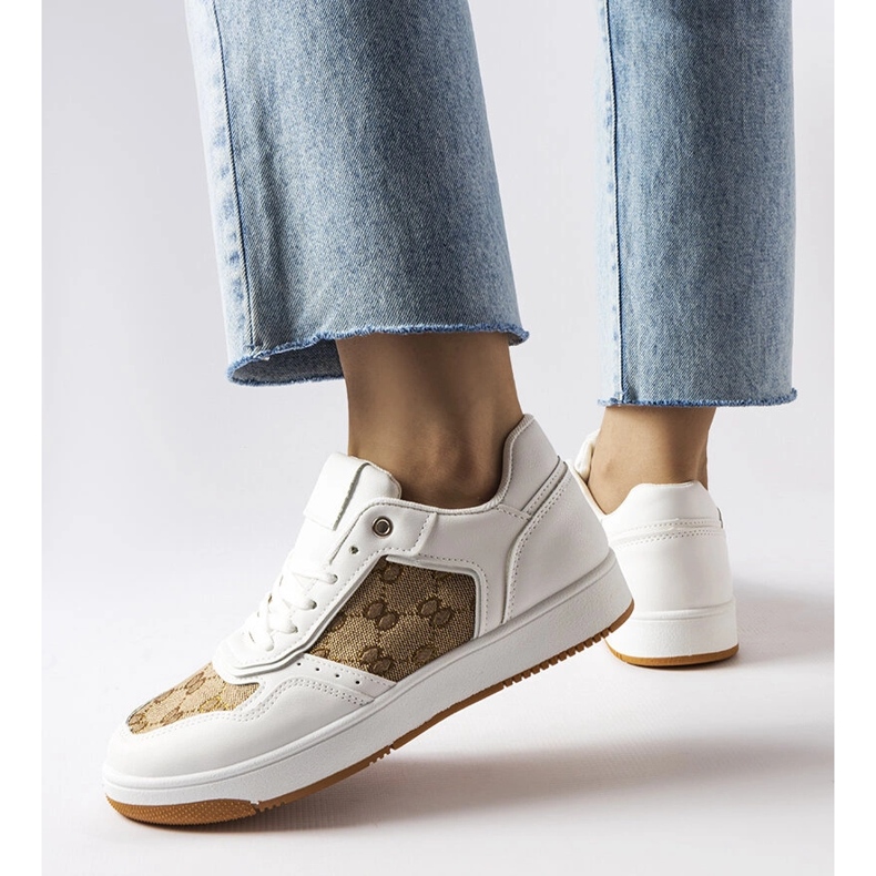 Inna Hvide sneakers dekoreret med Isidor-monogrammet 1