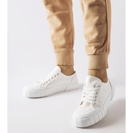 Hvide sneakers på en tyk Egidio platform 1