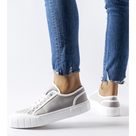 Grå sneakers på en tyk Egidio platform 1