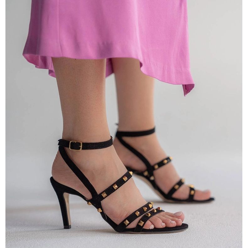 Marco Shoes Sorte ruskindssandaler med dekorative nitter 1