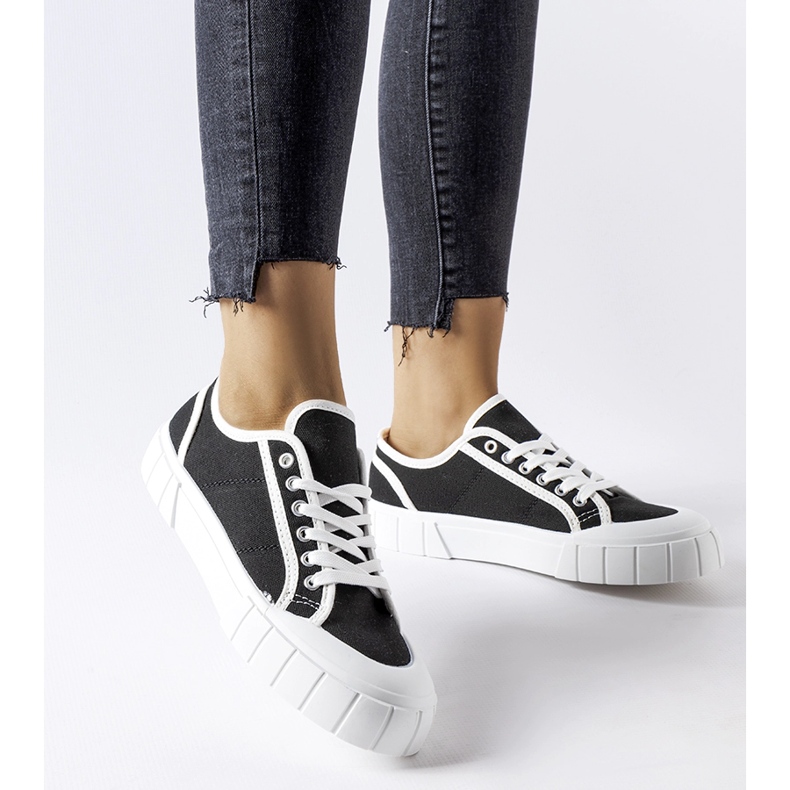 Sorte sneakers på en tyk Egidio platform 1