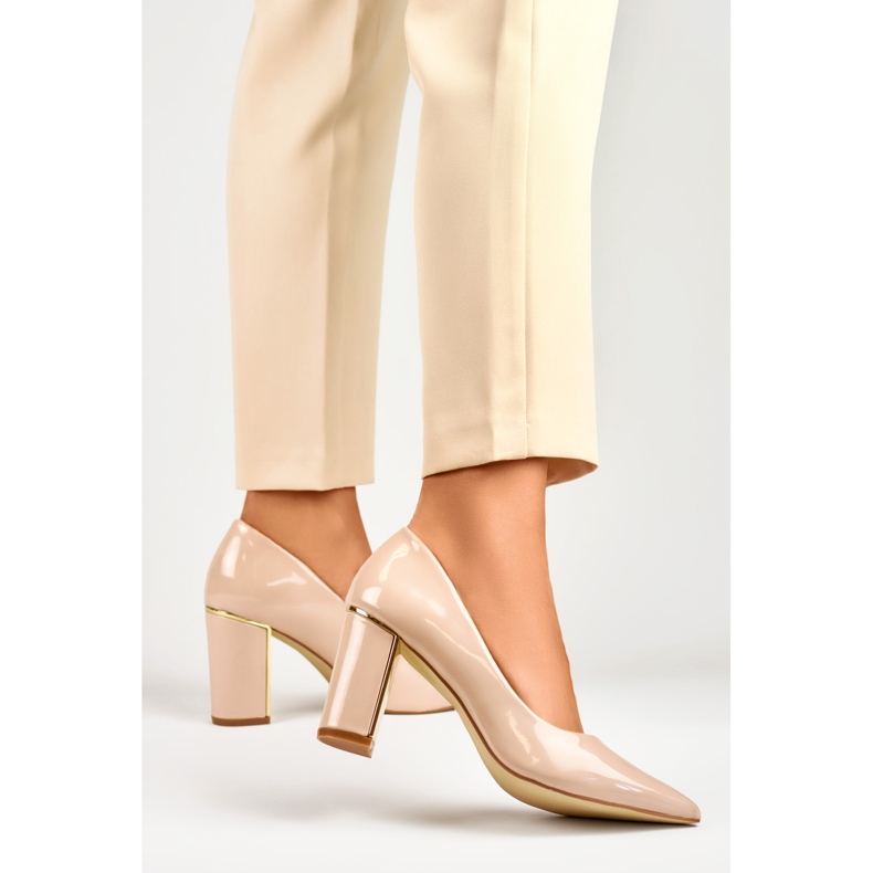 Lyse pumps i laklæder til kvinder med en behagelig høj hæl beige 1