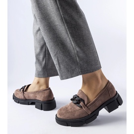 Brune loafers med en øko-ruskindskæde 1