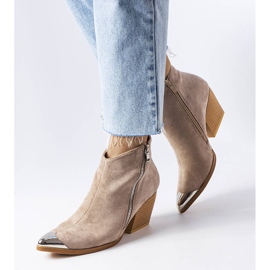 Beige cowboystøvler i metaltå fra Vergne 1