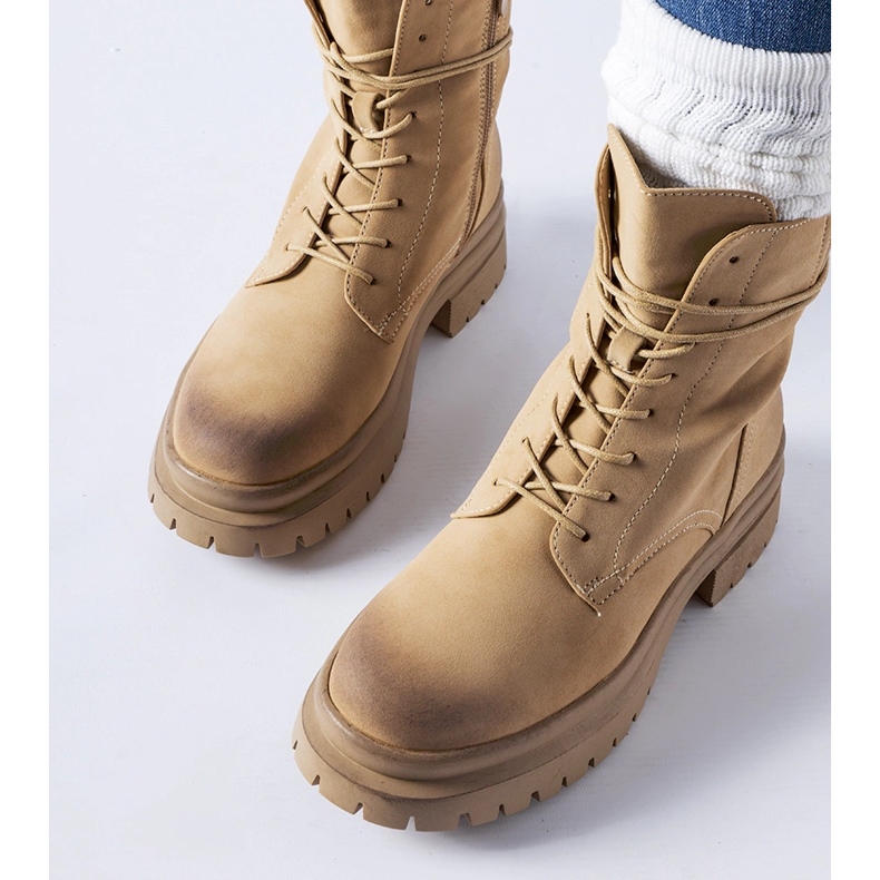Beige støvler med slidt tå fra Vadnais 1