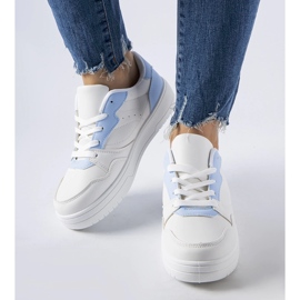 Hvide sneakers med blå accenter fra Fournie 1
