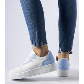 Hvide sneakers med blå accenter fra Fournie 2