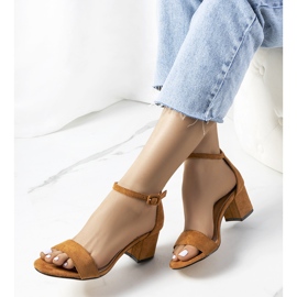 Brune sandaler på Deshe-stolpen 2