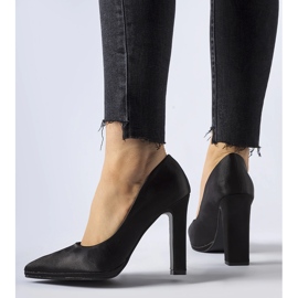 Stilettopumps i sort satin fra Rivers 1