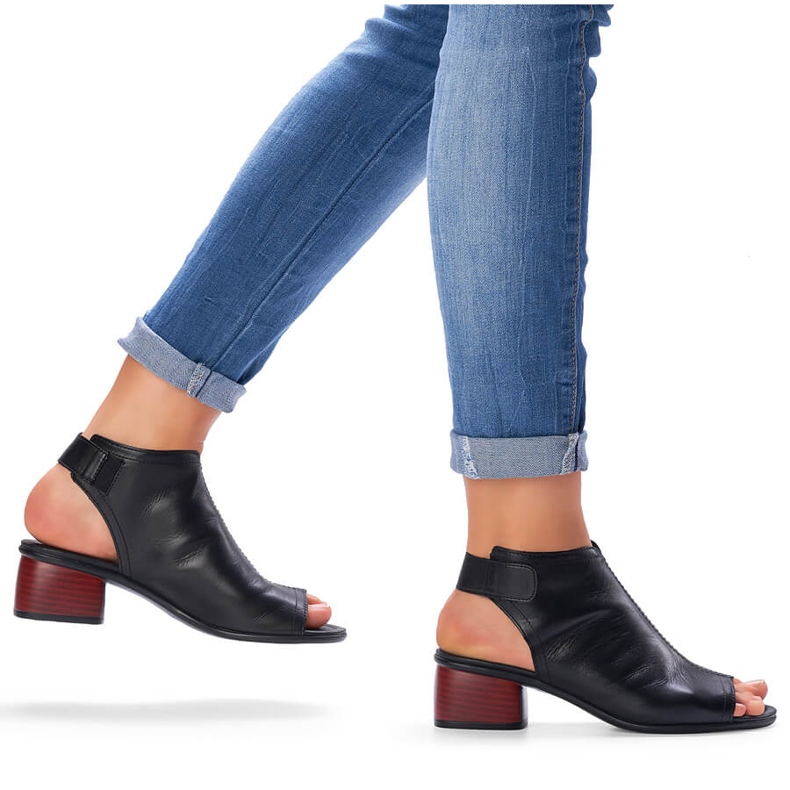 Læderkomfortable højhælede sandaler til kvinder med velcro Remonte R8770-01 sort 1