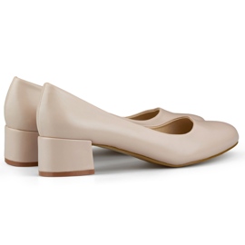 Beige lavhælede pumps med rund tå 1