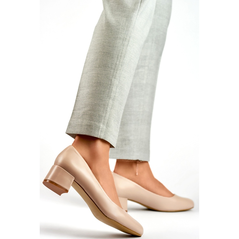 Beige lavhælede pumps med rund tå 2