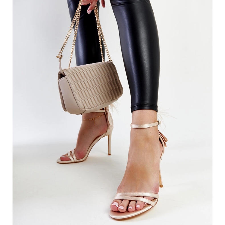 Beige sandaler med fjer fra Adalgisio 1