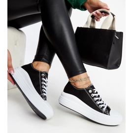 Sorte sneakers på en tyk Zlata platform 1