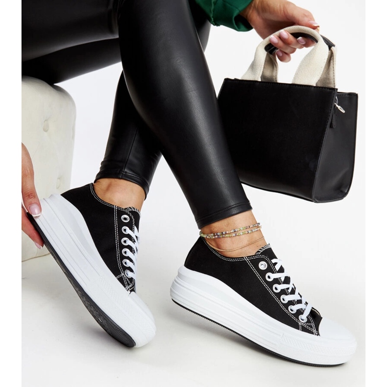Sorte sneakers på en tyk Zlata platform 1